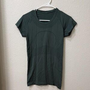 Lululemon Swiftly Tech Camo Green Short Sleeve Size 6